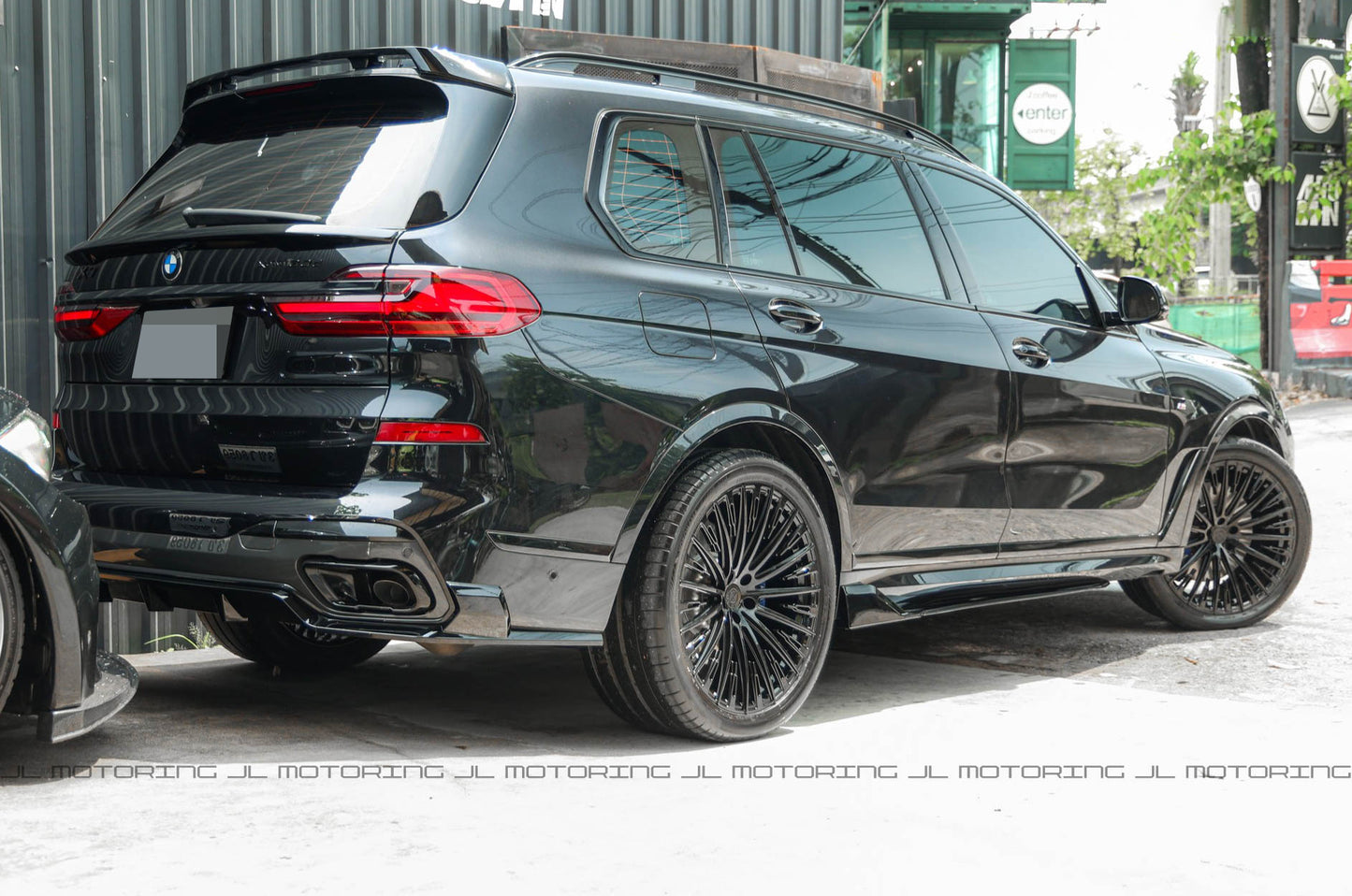 BMW G07 X7 M Sport Rear Diffuser
