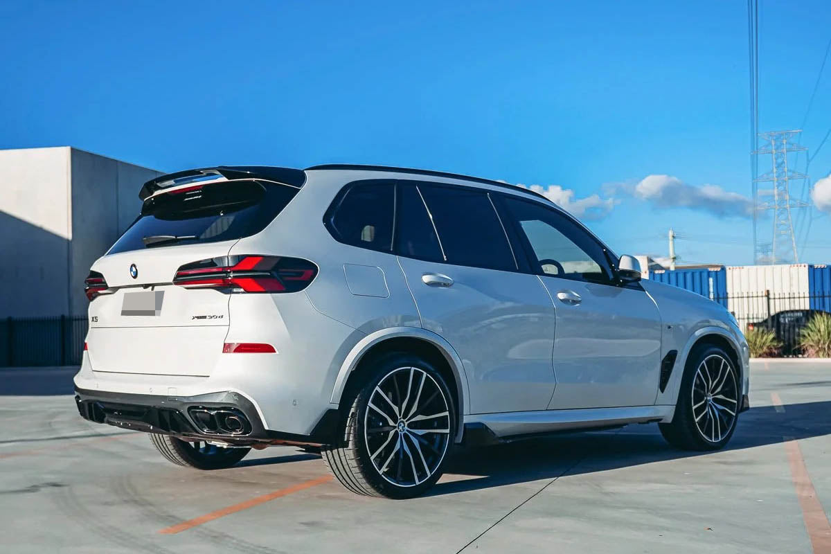 2019 - 2026 BMW G05 X5 rear diffuser, roof spoiler and side skirts installed