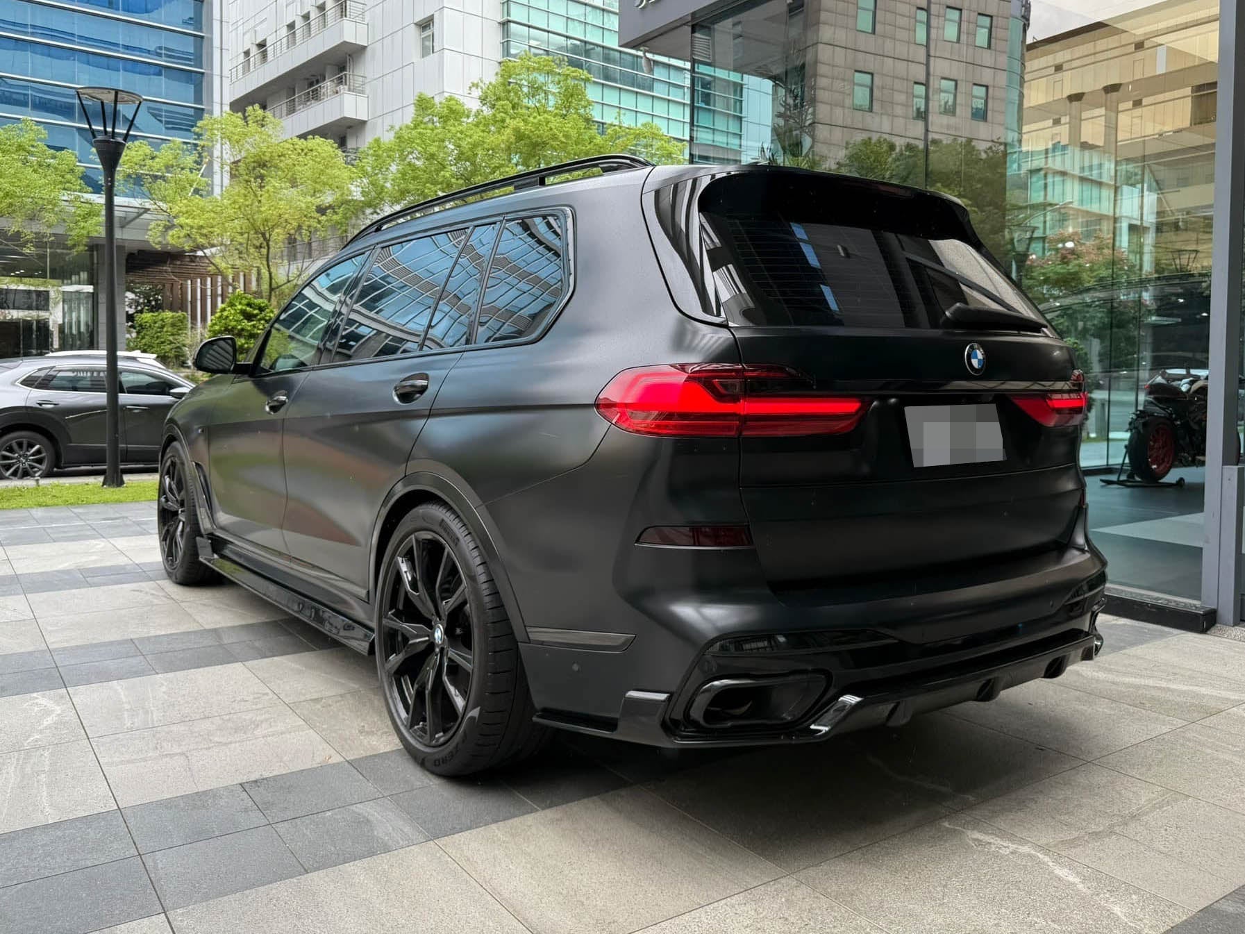 BMW G07 X7 M Sport Rear Diffuser - JL Motoring