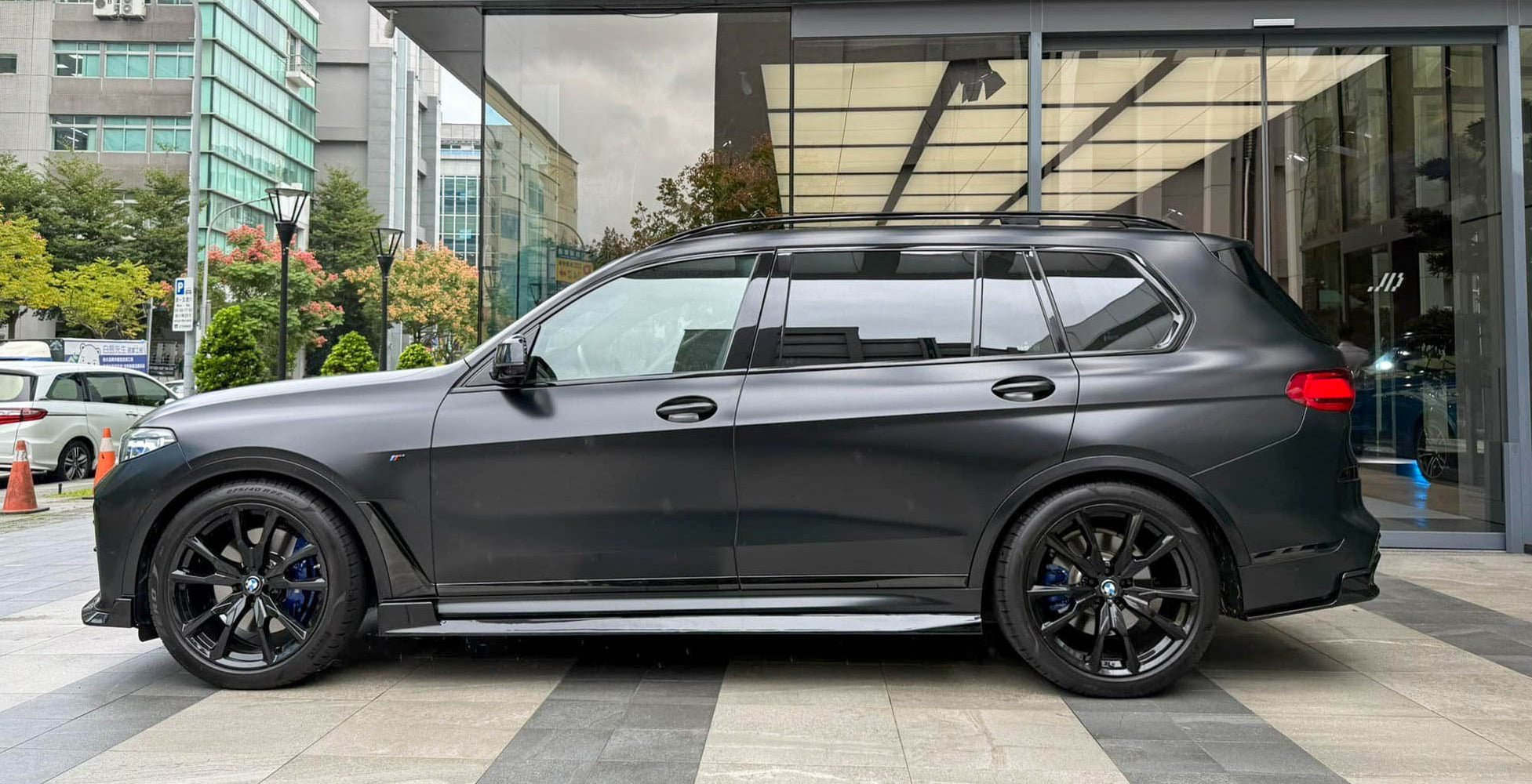 BMW G07 X7 M Sport Side Skirts - JL Motoring